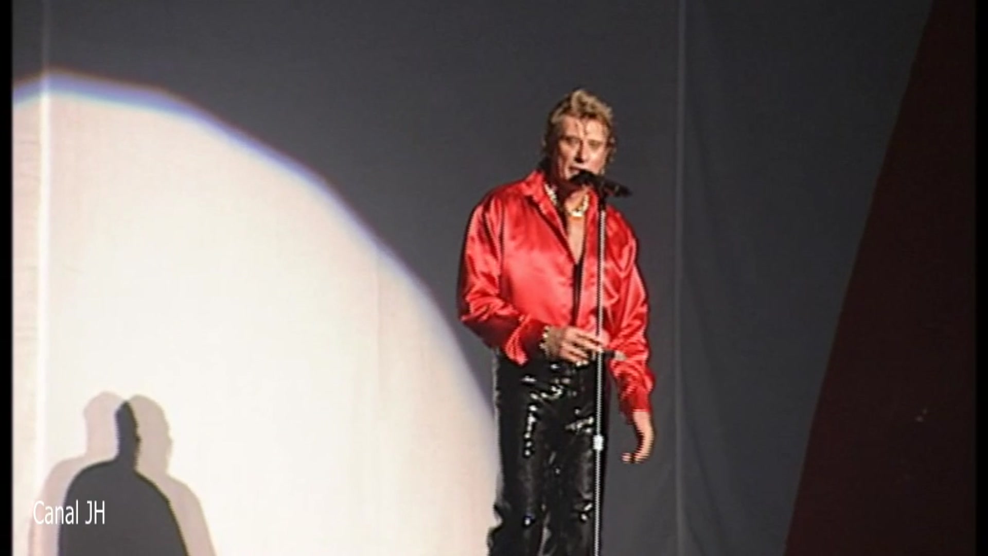 Video thumbnail for Johnny Hallyday - L'hymne à l'amour - Bercy 1995