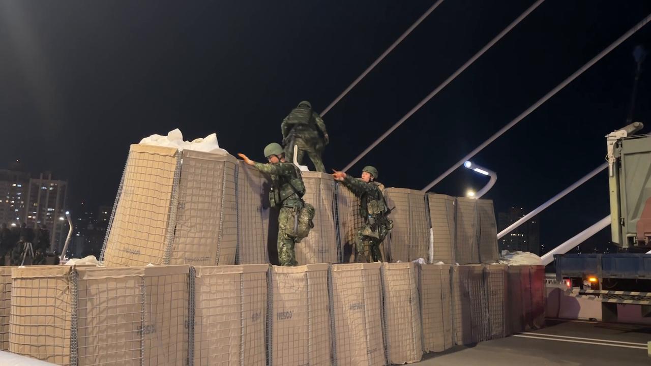 Video thumbnail for Taiwan: Taiwanese forces deploy obstacles on Danjiang Bridge during Han-Kuang military exercise.