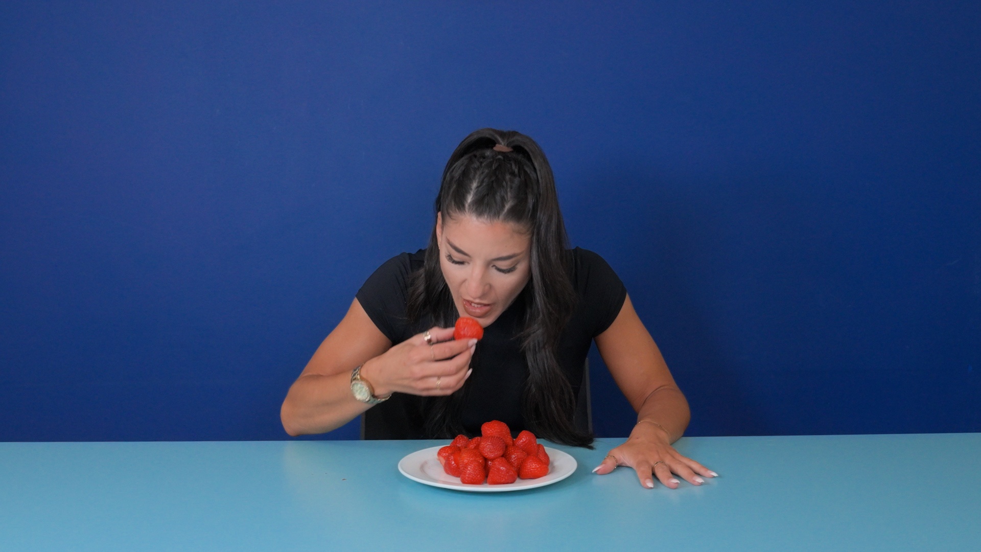 Video thumbnail for Most strawberries eaten in one minute - 613 grams (1.35 lbs) by Leah Shutkever