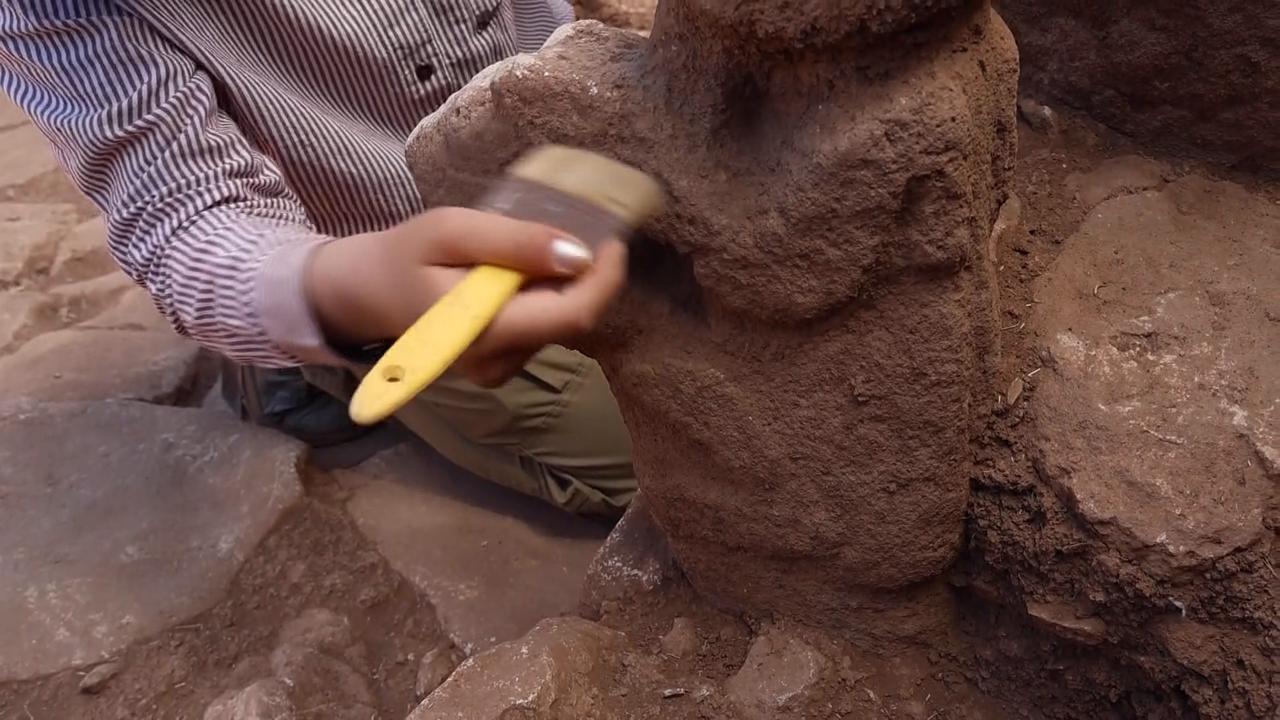 Video thumbnail for Türkiye: 11,000-year-old sculpture of human figure riding leopard found in Türkiye.