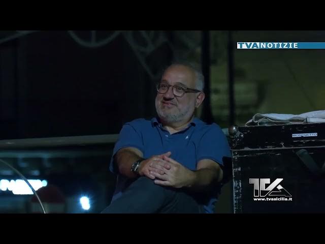 Video thumbnail for Adrano. I Beans incantano piazza Umberto tra ricordi ed eleganza musicale
