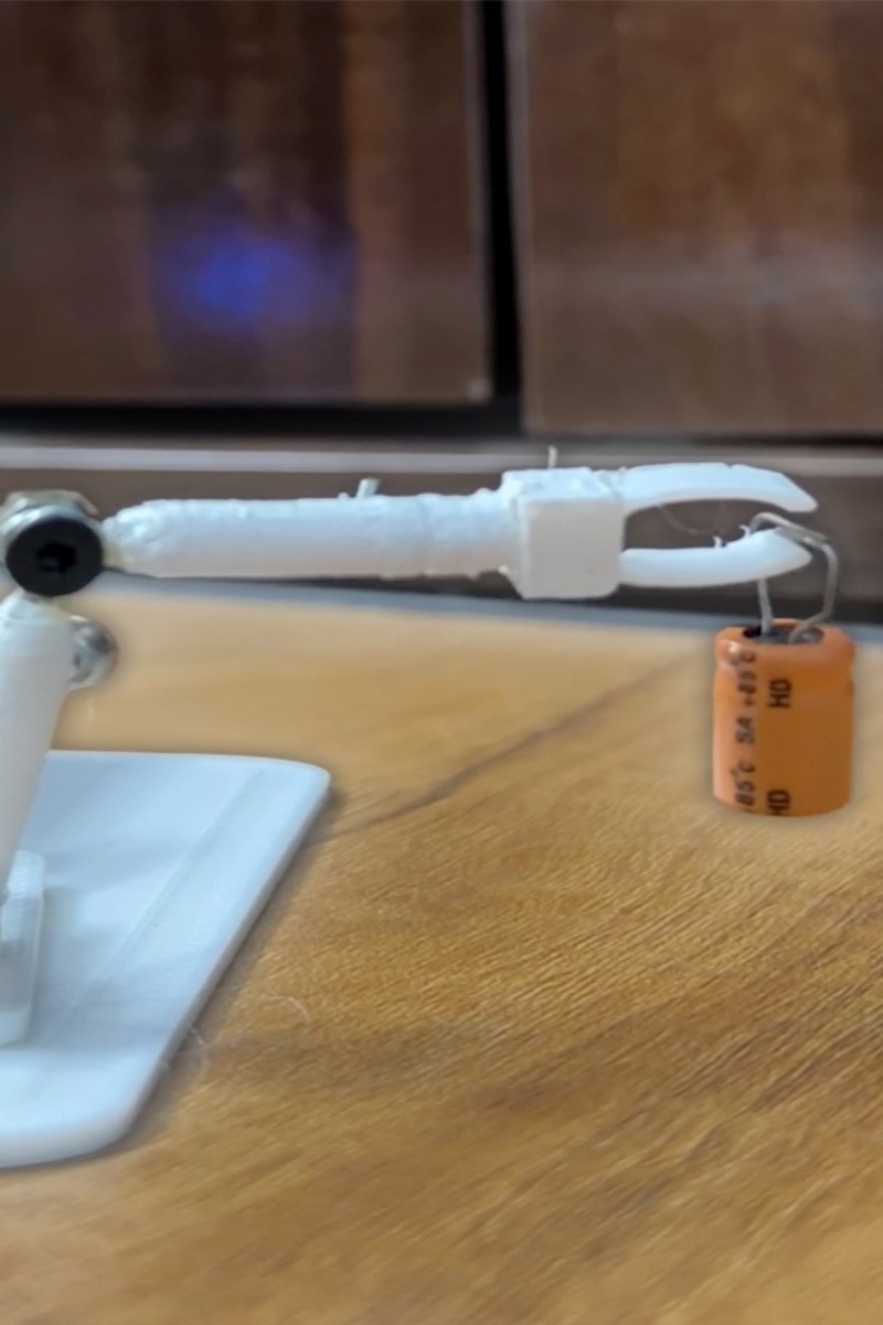 Video thumbnail for Smallest robot arm - 39.35 mm (1.54 in) by Hiten Dharpure