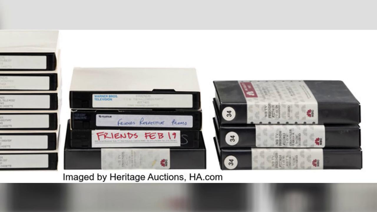 Video thumbnail for Des souvenirs de Matthew Perry aux enchères pour la bonne cause.