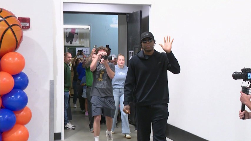 Video thumbnail for Knicks star OG Anunoby meets fans at Yonkers event