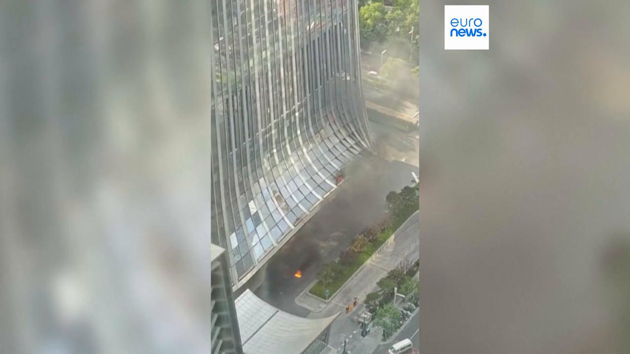 Video thumbnail for Small plane crashes into Beijing's tallest building