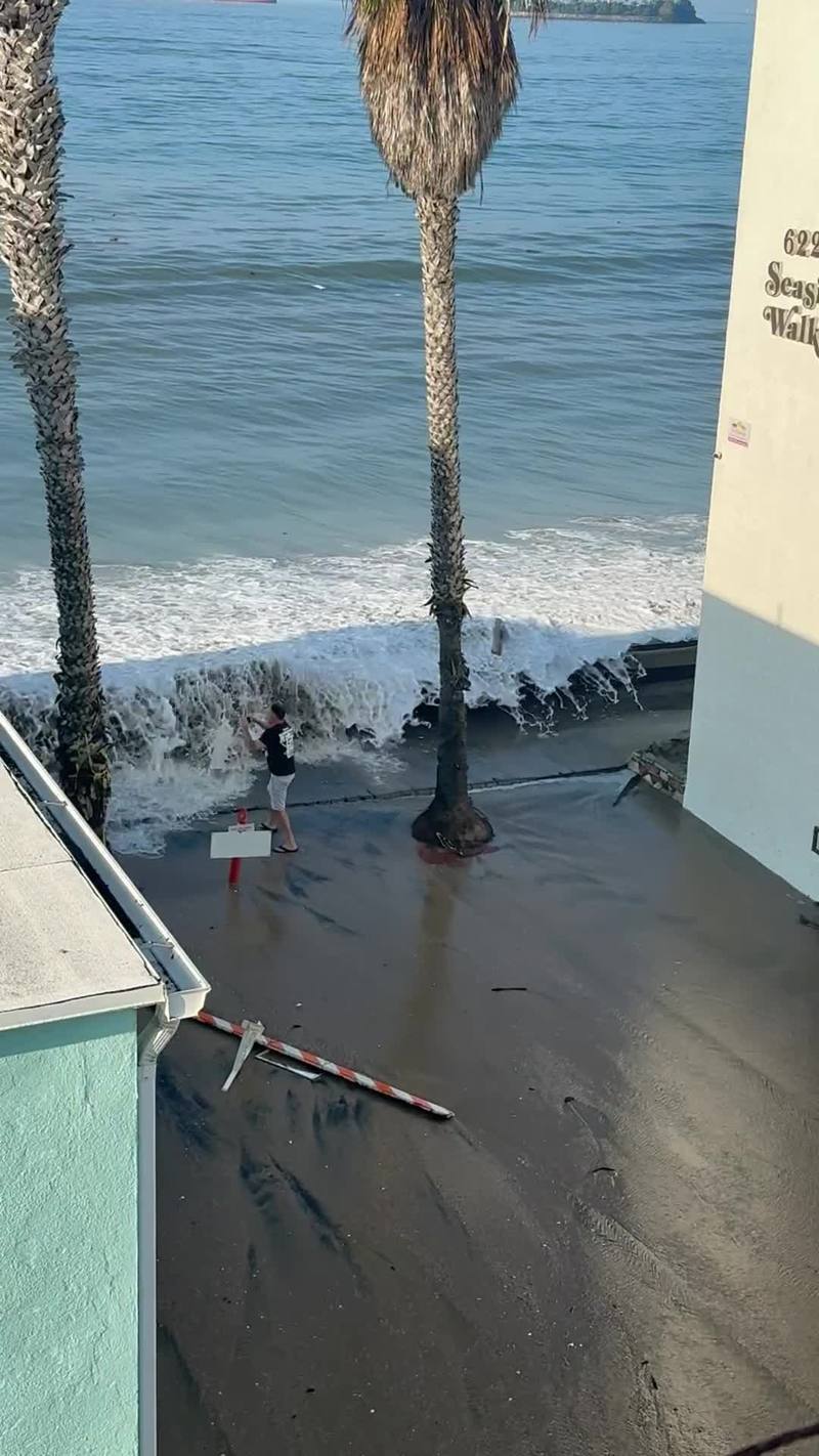 Video thumbnail for Giant Waves Flood a Beachfront Walkway in Seconds