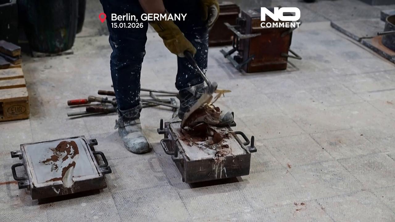 Video thumbnail for Bears cast for 76th Berlin Film Festival using traditional bronze techniques