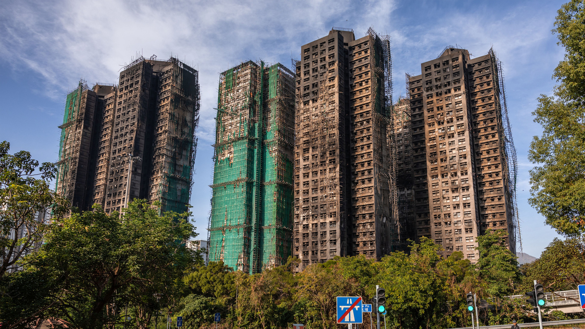 Video thumbnail for Hong Kong police end rescue operation after apartment inferno