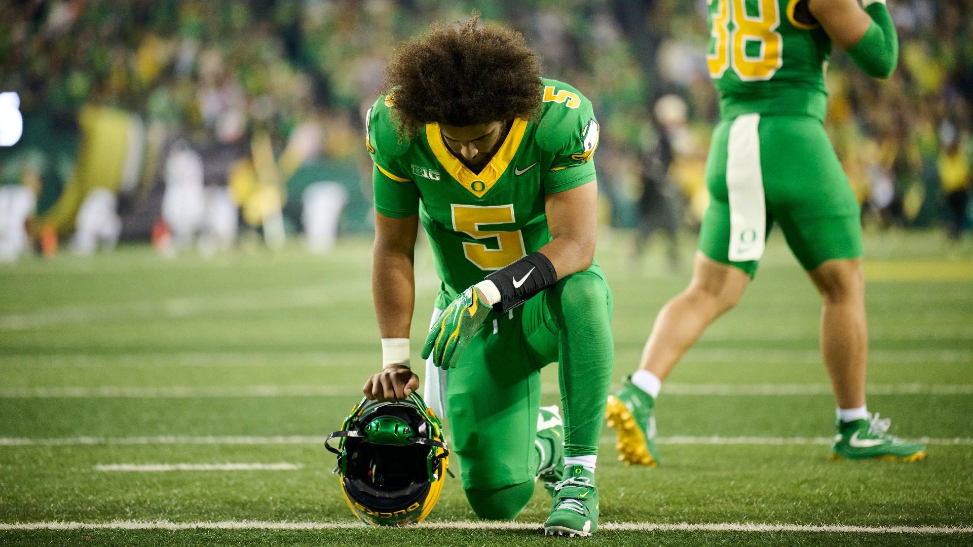 Video thumbnail for USC Trojans vs. Oregon Ducks: Betters Edge on Notorious Rivalry