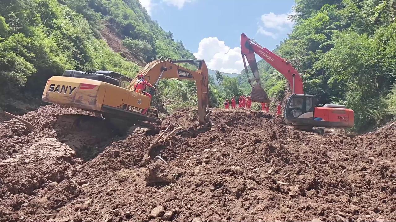Video thumbnail for China: Landslide in northwest China's Gansu leaves multiple people missing, 17 rescued.