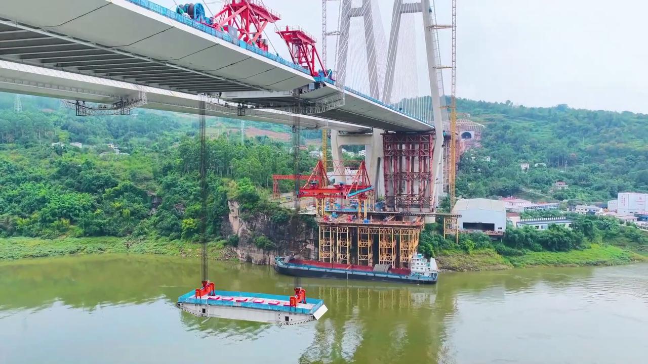 Video thumbnail for China: Shituo Yangtze River Bridge Closes in Chongqing.