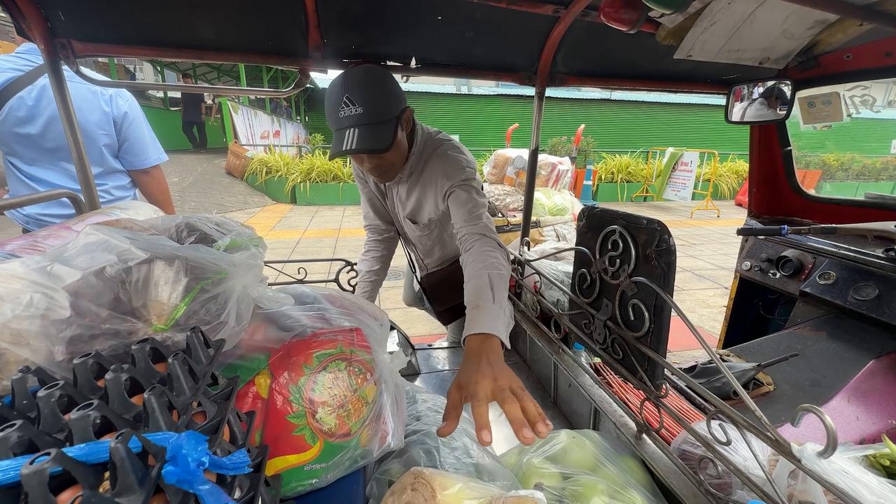 Video thumbnail for Thailand: Thailand considers banning traditional petrol tuk-tuks from central Bangkok.