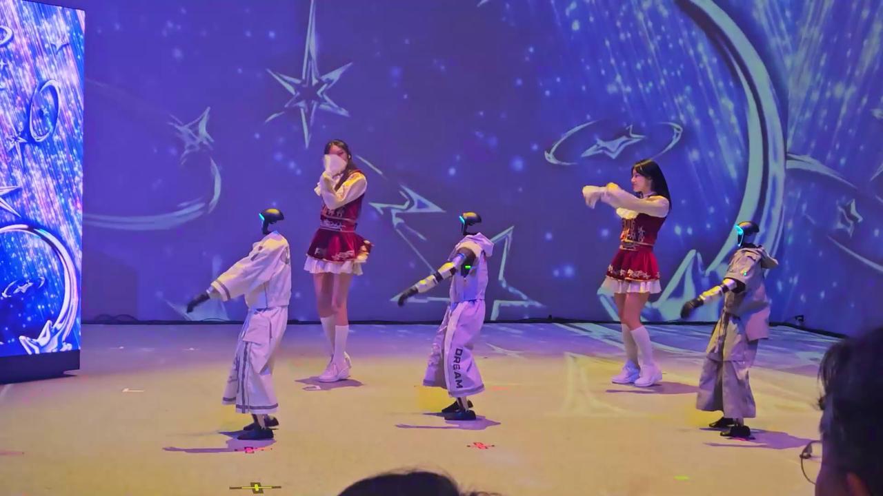 Video thumbnail for South Korea: Dancing robots in Seoul.