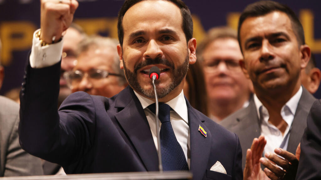 Video thumbnail for Colombia's Abelardo de la Espriella takes office, vows war on guerrillas
