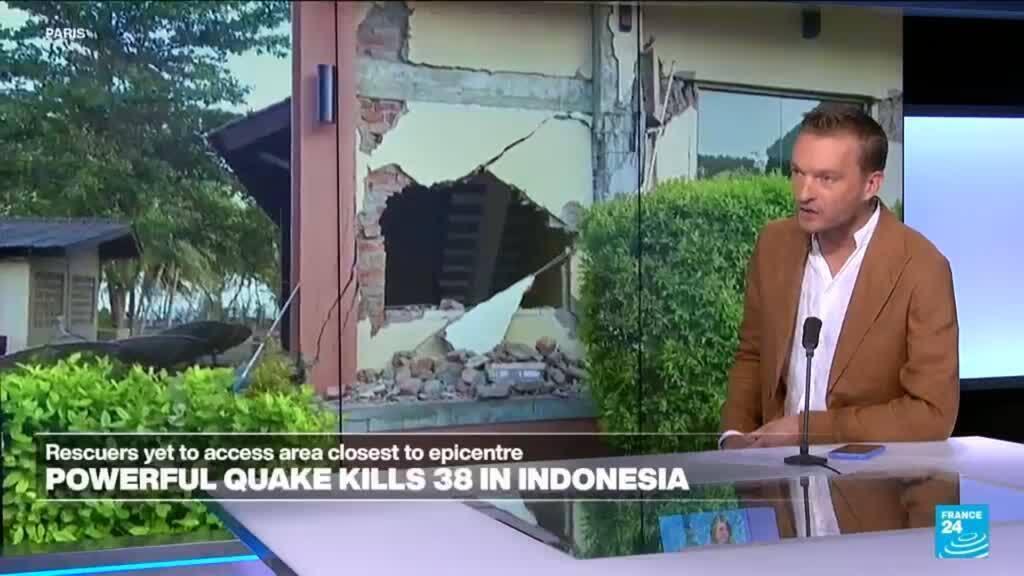 Video thumbnail for Indonesia hit by earthquake aftershock as rescuers search for survivors