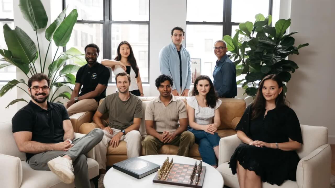Video thumbnail for This startup is paying employees to post on LinkedIn