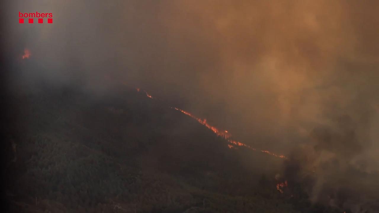 Video thumbnail for Spain: Catalonia firefighters battle Carme wildfire.