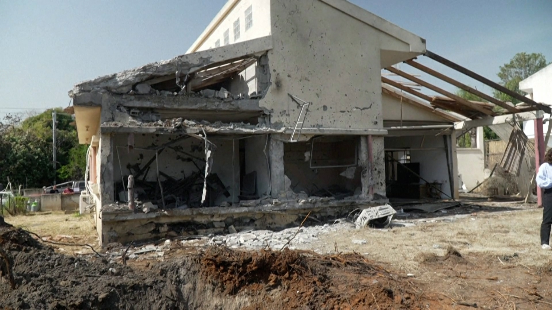 Video thumbnail for Air attack hits house in suburbs of Tel Aviv