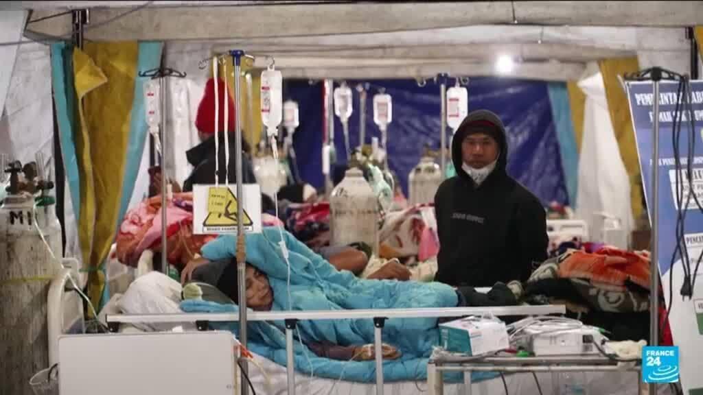 Video thumbnail for Indonesian earthquake : Aid reaches Flores as death toll climbs
