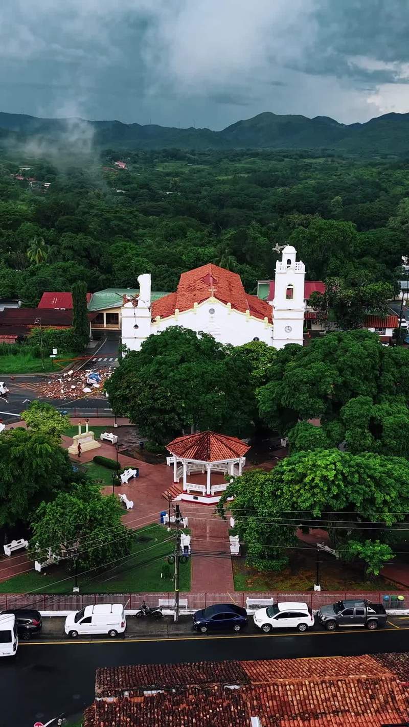Video thumbnail for Earthquake Devastation in Penonomé Panama from Above