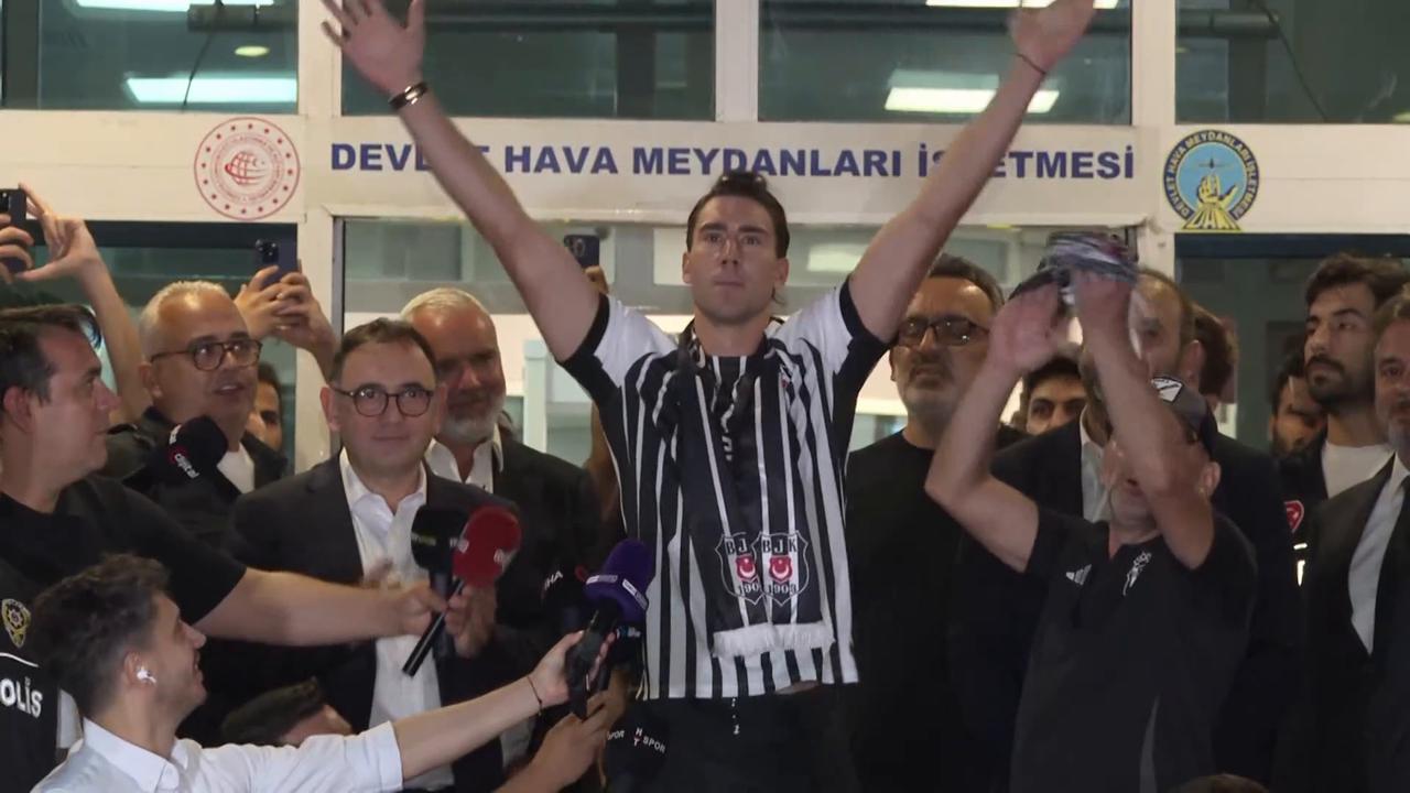 Video thumbnail for Türkiye: Besiktas brings Dusan Vlahovic to Istanbul.