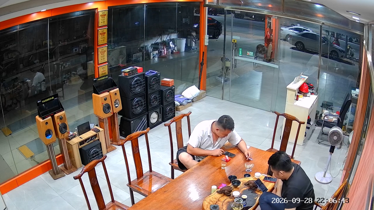 Video thumbnail for Glass Door Shatters After Man Closes It Entering Store in Guangdong