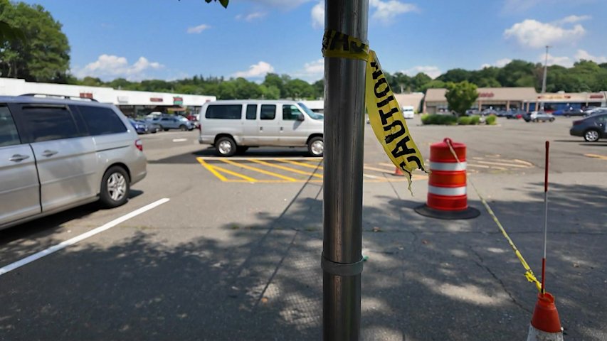 Video thumbnail for Fence at New City shopping plaza draws complaints, impacts businesses