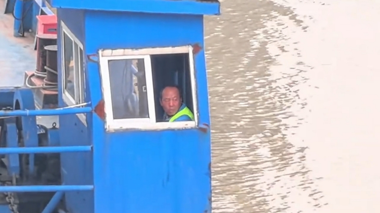 Video thumbnail for Puppy Races to Catch Ferry in Hubei