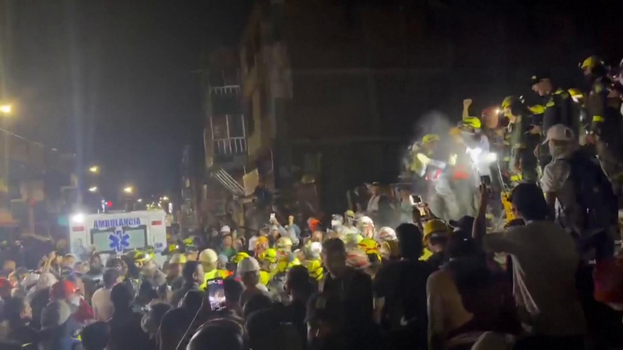 Video thumbnail for Colombia: Rescuers pull child from rubble in Pereira as cheers erupt.