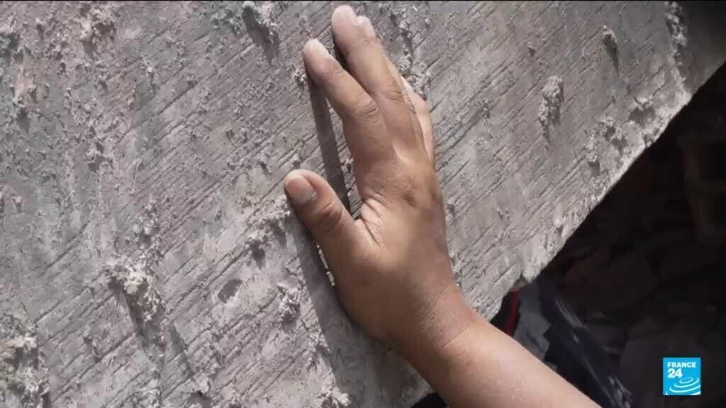 Video thumbnail for Foreign rescue workers help with recovering Venezuela's quake victims