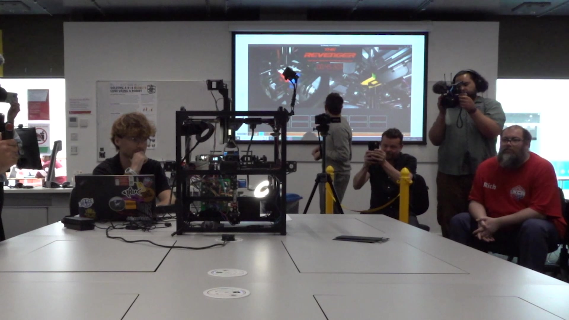 Video thumbnail for Fastest robot to solve a 4x4x4 puzzle cube