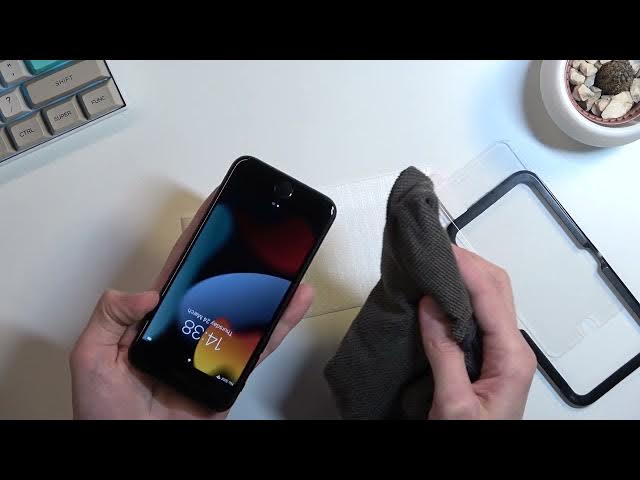 Video thumbnail for How to Put Tempered Glass on iPhone SE 2022 - Install Glass Screen