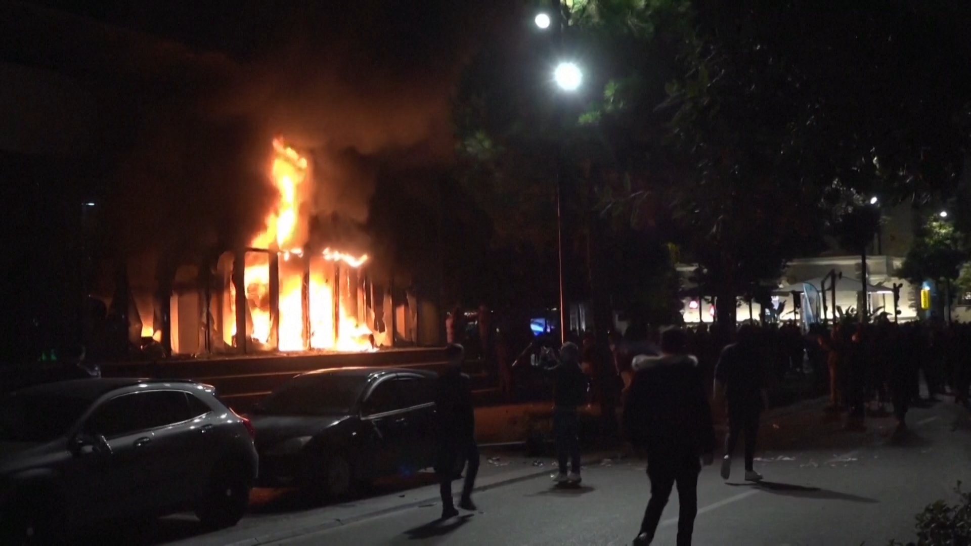 Video thumbnail for Albanian Ministry of Justice on fire as education protesters riot