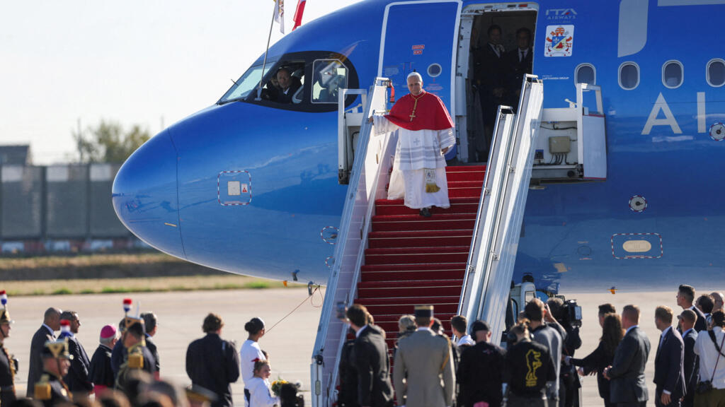 Video thumbnail for REPLAY : Pope Leo XIV arrives in France for four-day visit