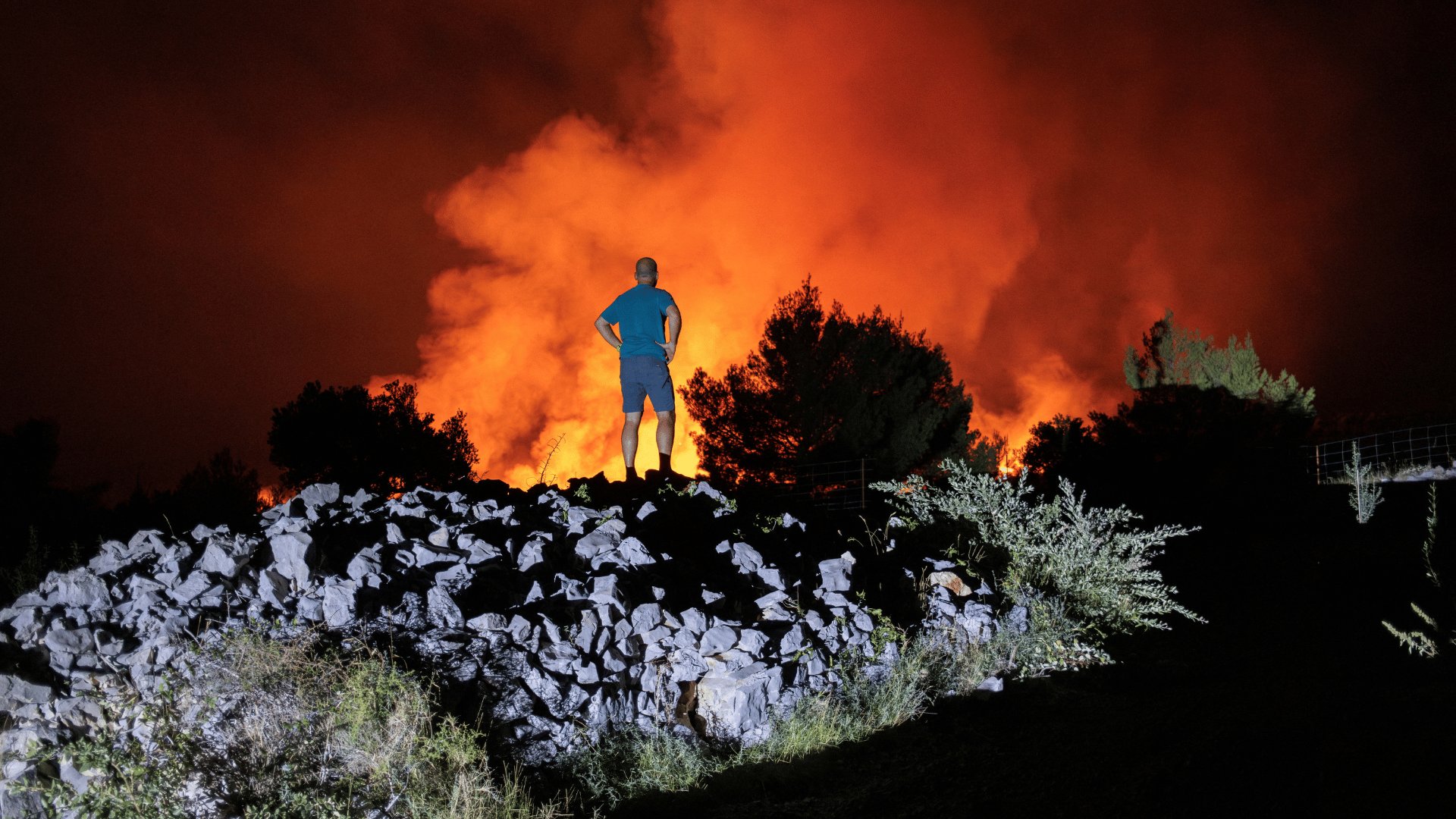 Video thumbnail for Wildfires kill one, displace thousands in Croatia