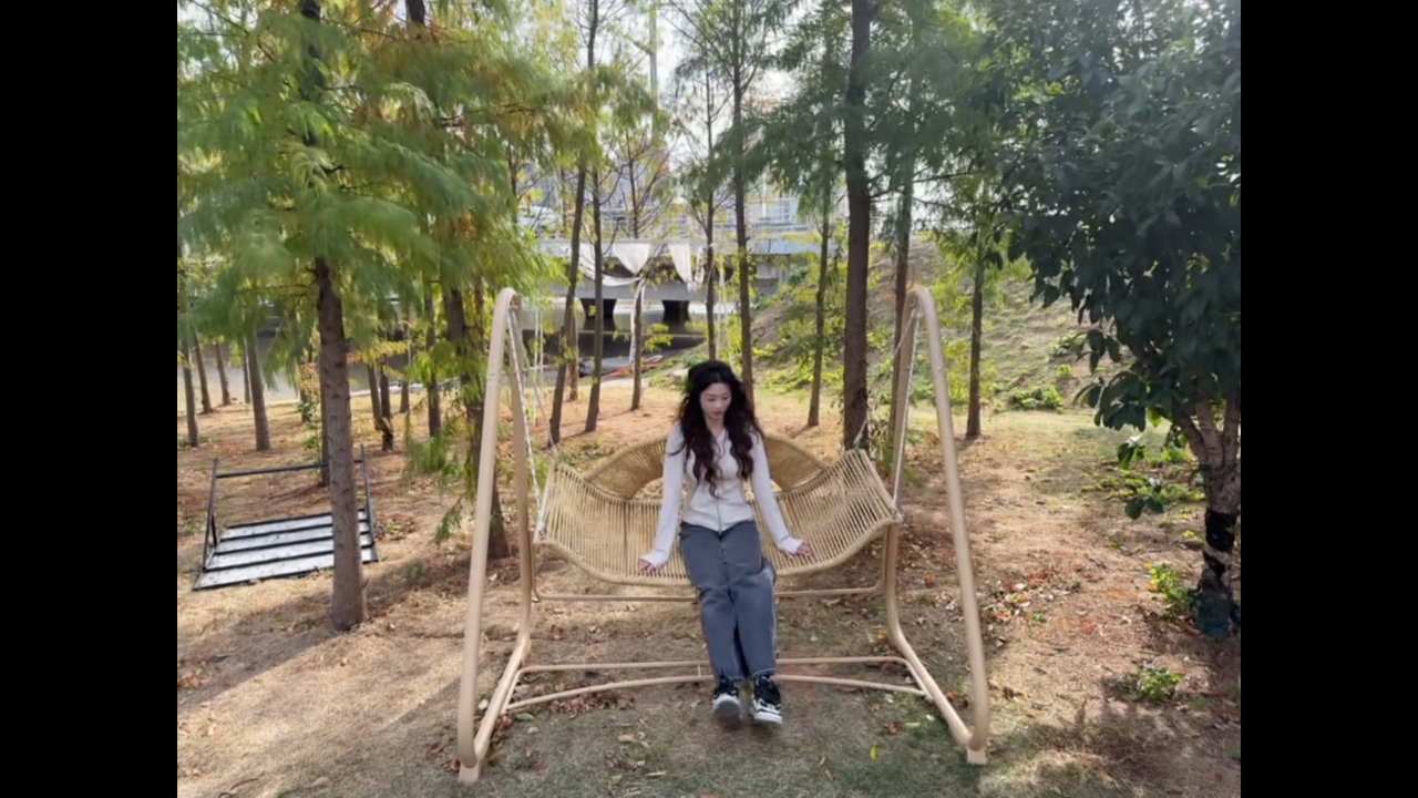 Video thumbnail for Woman Falls Backward as Bench Swing Tips Over in Jiangxi