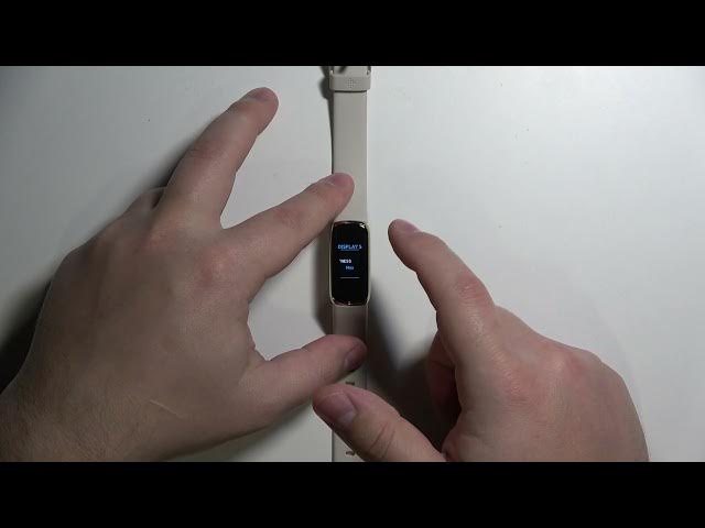 Video thumbnail for How to Adjust Brightness in FITBIT Luxe - Change Screen Timeout