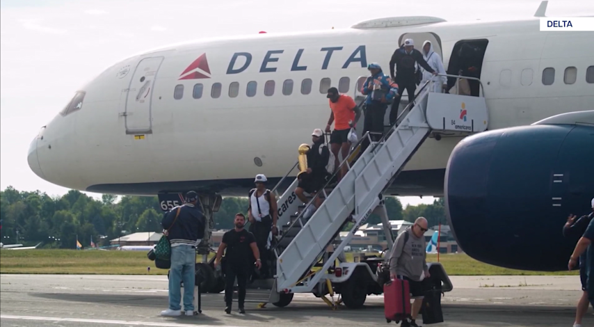 Video thumbnail for Knicks arrive home as champions at Westchester County Airport after historic season
