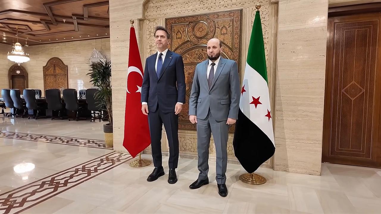 Video thumbnail for Syria: Türkiye's Energy Minister Bayraktar meets Syrian counterpart in Damascus.