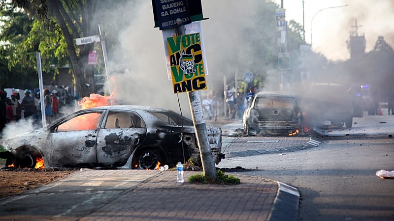 Video thumbnail for Vehicles torched in South Africa during protests over asylum ruling