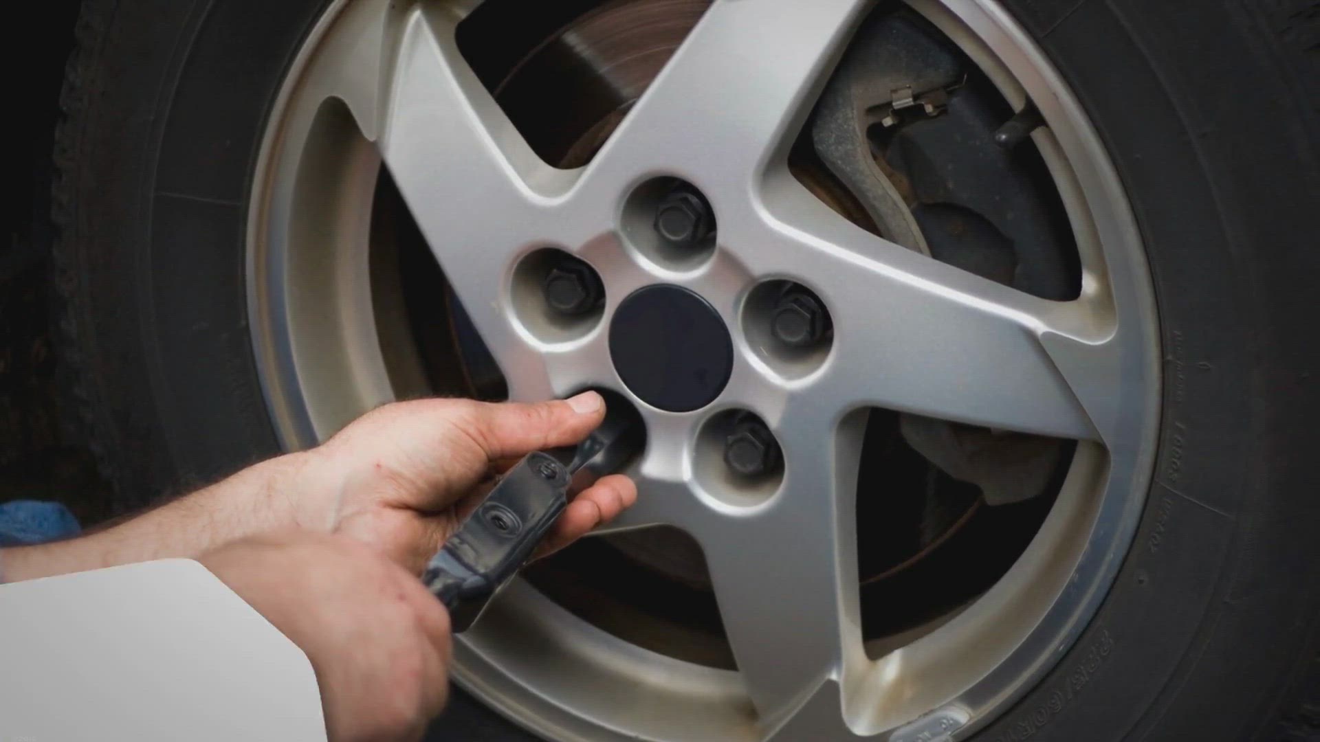 Video thumbnail for Why is my AC in my car not blowing cold air after a recharge?