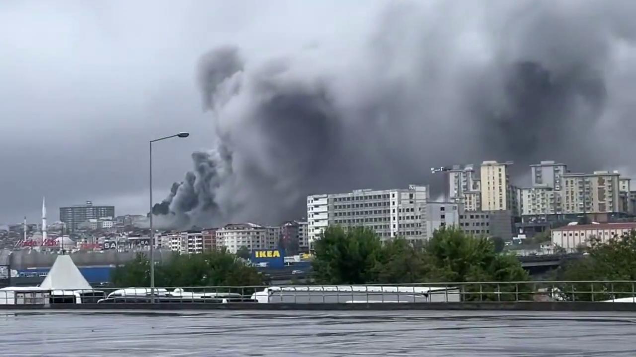 Video thumbnail for Türkiye: Massive Black Smoke Plume Rises Over Istanbul As Industrial Building Catches Fire.