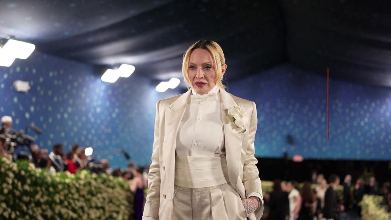 Video thumbnail for Madonna révèle pourquoi son biopic a été annulé.