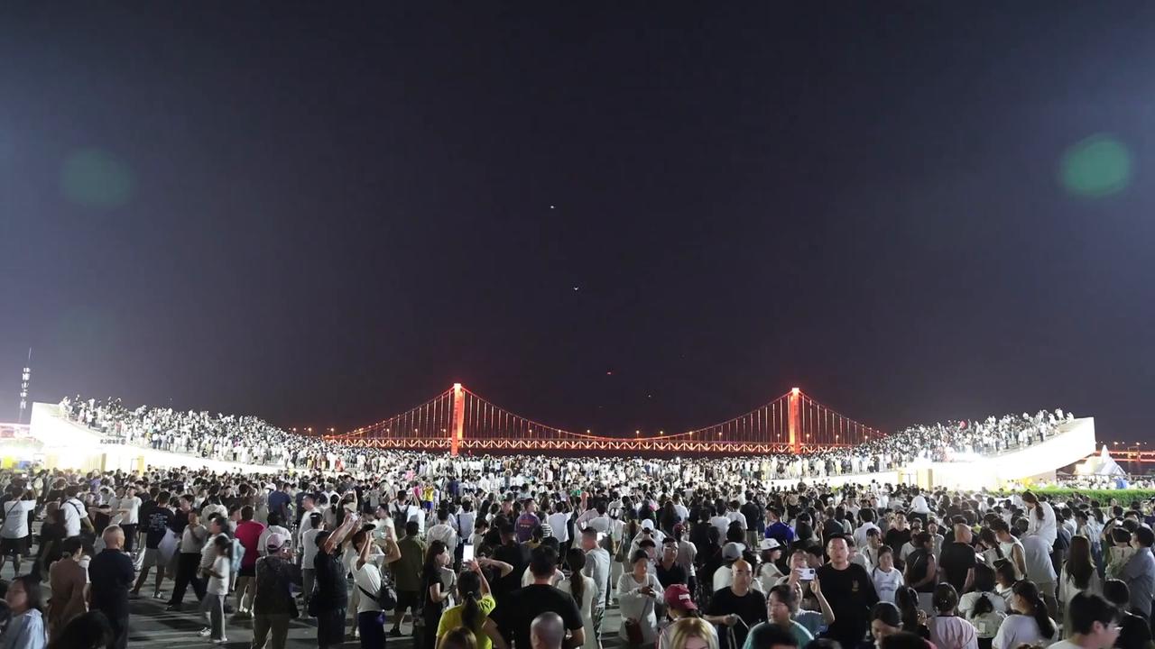 Video thumbnail for China: Xinghai Bay Bridge Light Show 4.