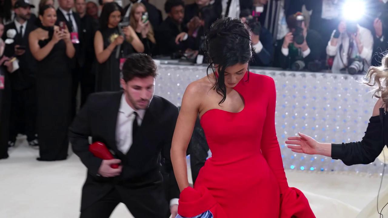 Video thumbnail for UNCAPTIONED: Kylie Jenner reveals she wants more plastic surgery.
