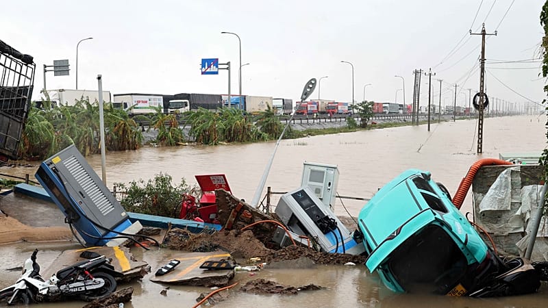 Video thumbnail for Death toll rises as heavy rains trigger floods and landslides in Southeast Asia