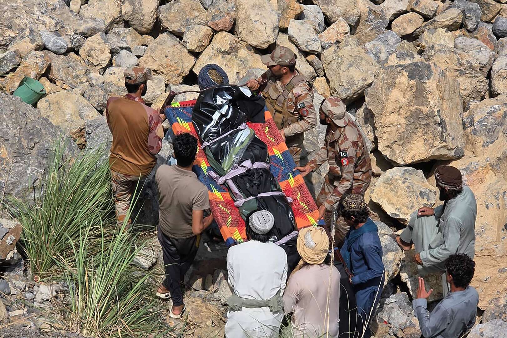 Video thumbnail for Pakistan bus crash kills 40