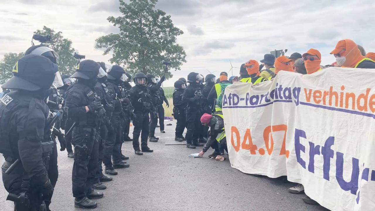 Video thumbnail for Germany: Protesters block roads to disrupt AfD congress in Germany.
