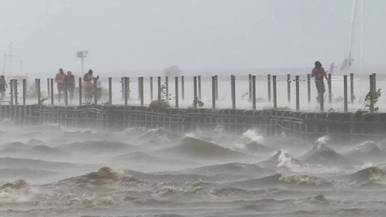 Video thumbnail for US: Powerful Storm Batters Ontario Beach Park.