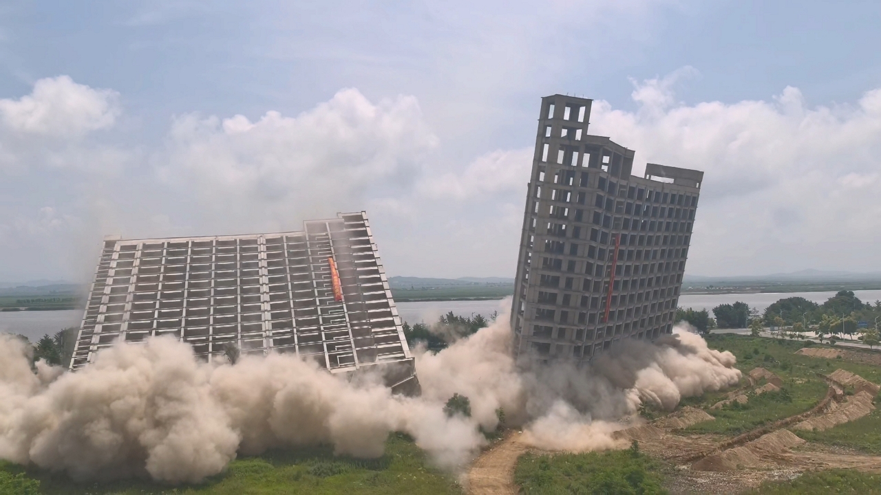 Video thumbnail for Controlled Demolition Brings Down Unfinished Skyscraper in Dandong